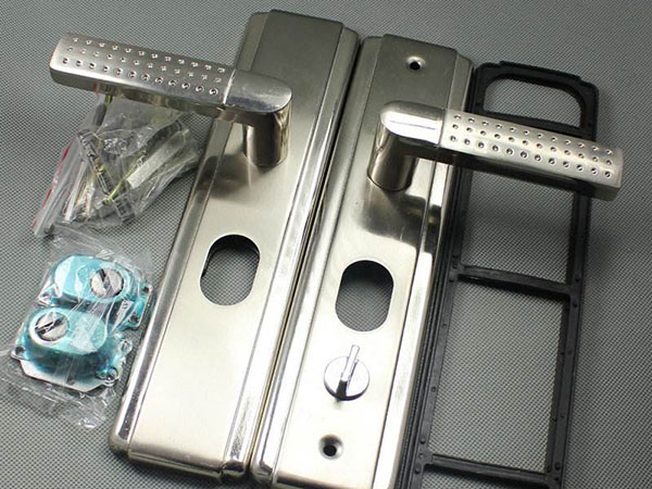 泰興換鎖公司(汽車遙控鑰匙配)